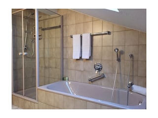 Badezimmer mit Dusche und Badewanne