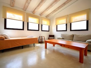 Schlafzimmer 4 mit zwei Einzellbetten und Sofa