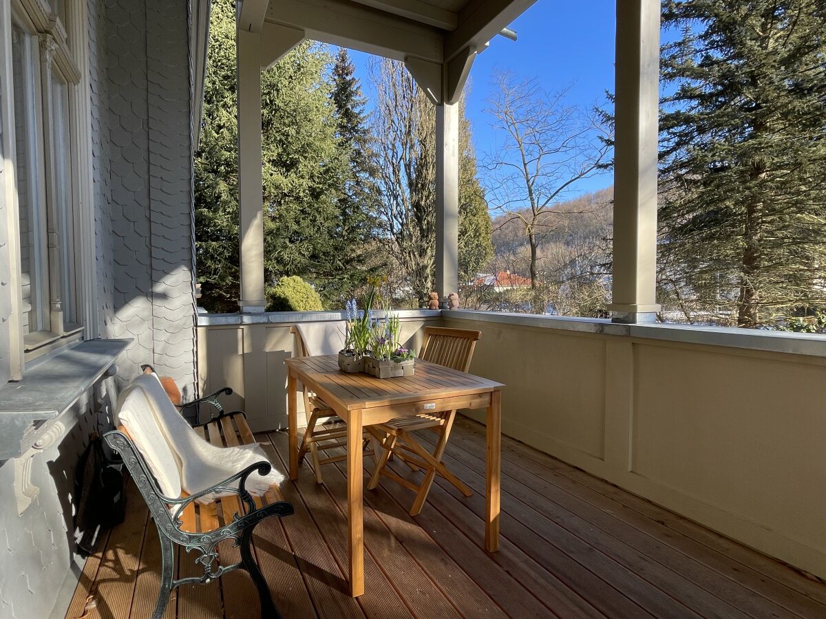 Loggia mit Gartenmöbeln