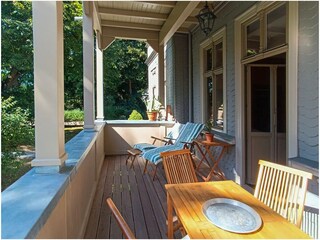 Loggia mit Gartenmöbeln