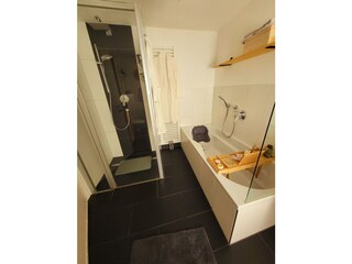 Hauptbad ( Dusche & Badewanne)