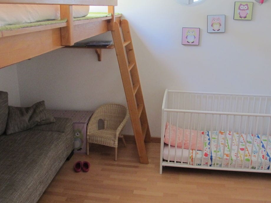 kinderzimmer mit schlafsofa und hochbett