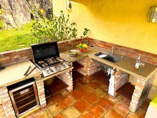 Außenküche mit Grill und Weinkühlschrank