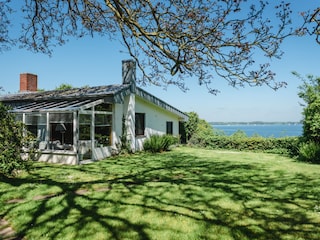 Das Hanghaus liegt direkt an Wasser und Wald