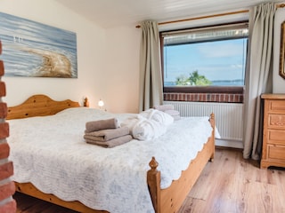 Das Schlafzimmer I mit Blick auf Terrasse und Meer