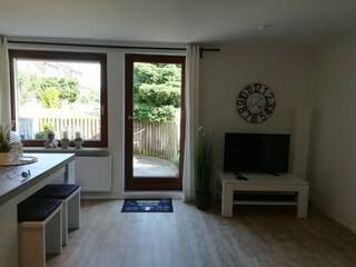 Blick vom Sofa zur Terrasse