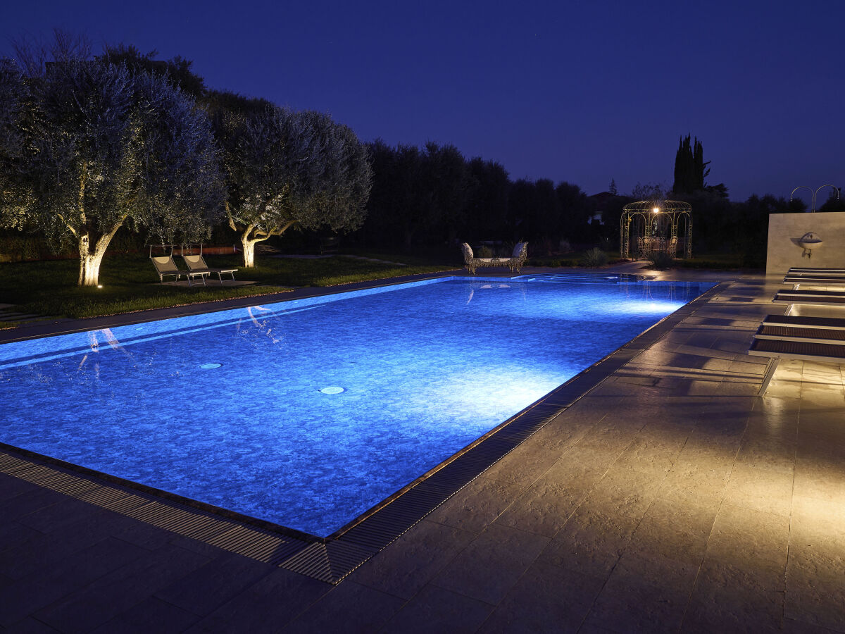 Pool bei Nacht