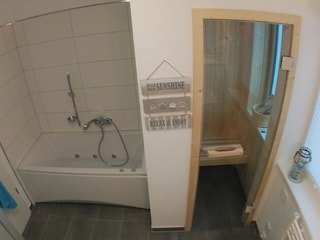 Bad mit Indoor Whirlwanne und kleiner Sauna