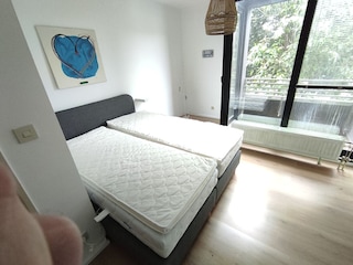 erste Schlafzimmer mit Balkon