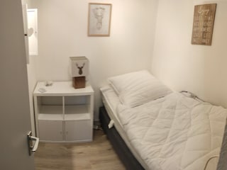 Schlafzimmer  (mit Fenster zum Nachbarschlafzimmer)