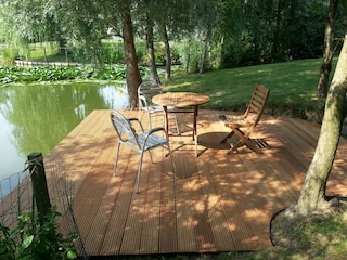 Das Highlight, große Terrasse am See.