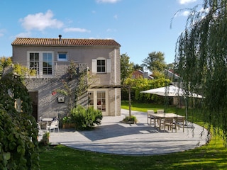 Blick auf's Haus und die große neue Terrasse