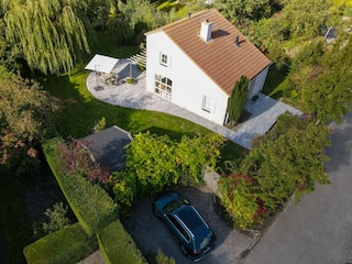 Blick von oben auf Haus und Grundstück