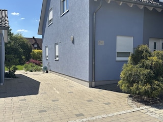 Eingang und Parkplatz