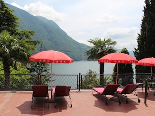 Terrasse vor Hallenbad mit Tischtennis + Gartenhäuschen