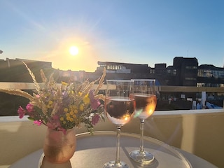 Genießen Sie die untergehende Sonne auf dem Balkon