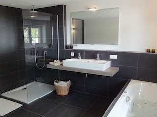 Bathrooom with jacuzzi and rain shower