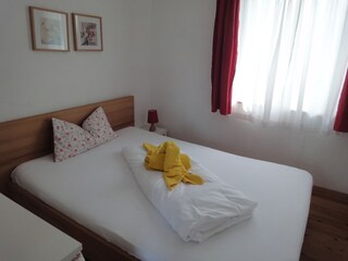 Schlafzimmer mit Doppelbett