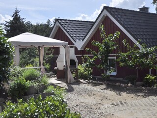 Grillplatz zwischen Ferienhaus und Ferienwohnungen