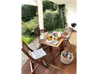 Überdachte Terrasse mit Grill