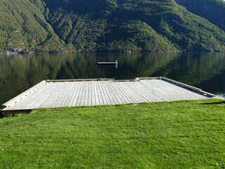 Kai und Badenplattform am Fjord