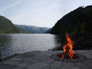 Feuerplatz am Fjord mit yberdachter,geschytzeter Sitzb