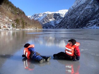 Enkelkinder auf Fjordeis.