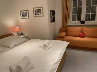 Schlafzimmer groß inkl. Schlafcouch