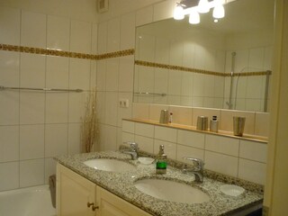 Bad 1 groß mit Badewanne inkl. Dusche