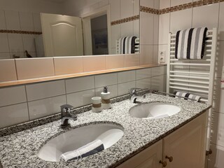 Großes Bad mit Doppelwaschbecken, Badewanne, Dusche etc