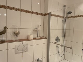 Großes Bad mit Dusche und Badewanne