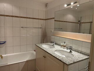 Großes Bad mit Badewanne & Dusche