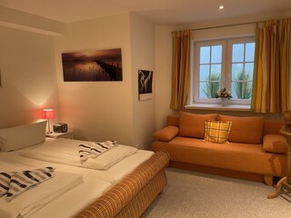 Großes Schlafzimmer m. Doppelbett, Schlafcouch, TV etc.