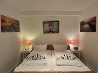 Großes Schlafzimmer m. Doppelbett, Schrank, TV etc.