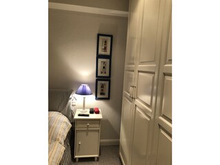 Kl. Schlafzimmer mit Kleiderschrank, Doppelbett, TV