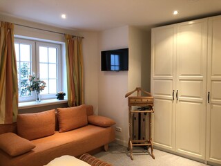 Großes Schlafzimmer mit TV, Schrank, Schlafcouch