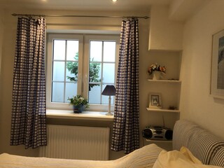 Kleines Schlafzimmer m. Doppelbett, TV & Schrank