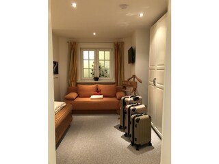 Schlafzimmer mit Doppelbett & Kleiderschränken