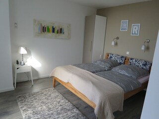 Schlafzimmer mit angrenzenden Balkon.
