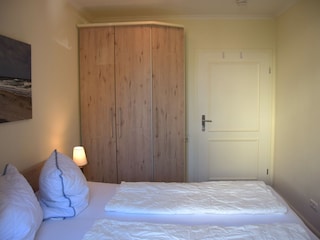 Schlafzimmer mit Doppelbett + TV
