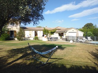 Garten mit Hängematte und Blick aufs Haus