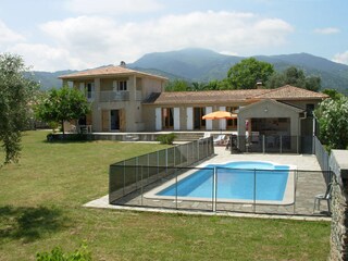 Gesamtansicht der Villa mit korsischem Bergpanorama