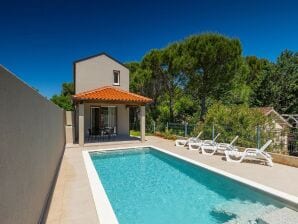 Ferienhaus Modernes Haus mit Swimmingpool in Strandnähe - Premantura - image1