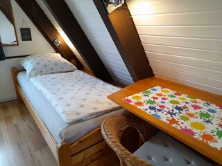 2. Schlafzimmer m. Schreibtisch u. TV
