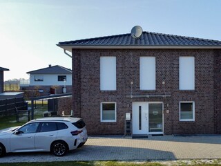 Aussen mit Parkplatz