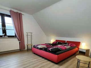 Großes Schlafzimmer