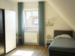 1. OG Hauptschlafzimmer mit weiterem Einzelbett
