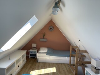 Spitzboden mit Blick aufs Einzelbett