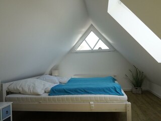 Spitzboden mit Blick aufs Doppelbett
