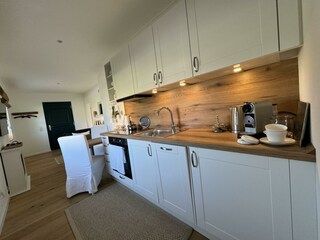 Küchenzeile mit Geschirrspüler, Backofen u.a.